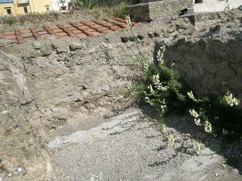 IV.4/3, Herculaneum, May 2005.
Upper floor, looking west. Photo courtesy of Nicolas Monteix.